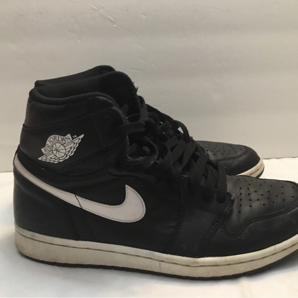 Nike air Jordan Men's Black High-Top Sneakers - Classic Leather Style